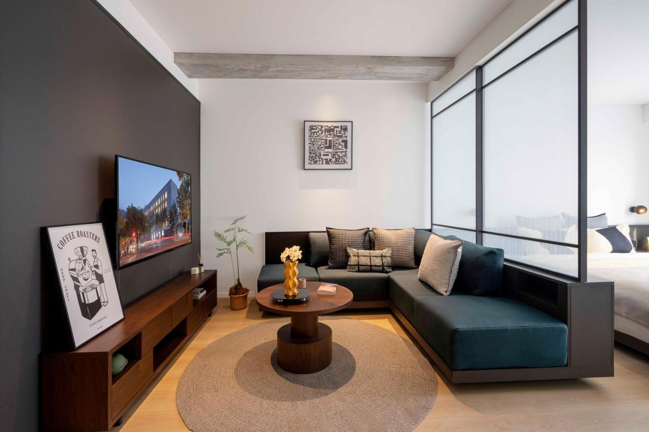 Base-Beijing Wangfujing Serviced Apartment- In Hutong &Bike Rental &Close To Forbidden City, Tian'Anmen Square &Subway Nearby &Free Coffee &Washing Machine,Kitchen &Restaurant Discount &English Speaking &High Speed Free Wifi Екстер'єр фото A living room