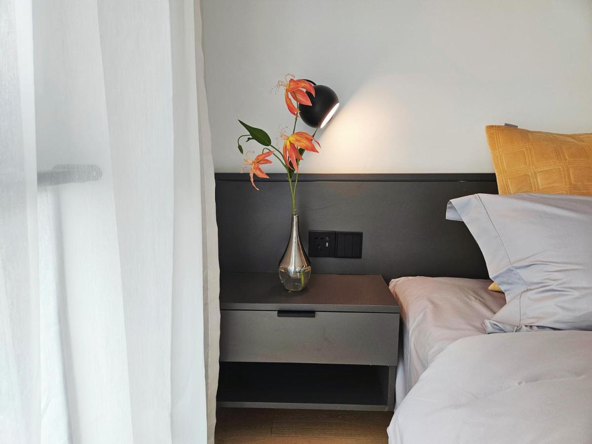 Base-Beijing Wangfujing Serviced Apartment- In Hutong &Bike Rental &Close To Forbidden City, Tian'Anmen Square &Subway Nearby &Free Coffee &Washing Machine,Kitchen &Restaurant Discount &English Speaking &High Speed Free Wifi Екстер'єр фото A bedside table
