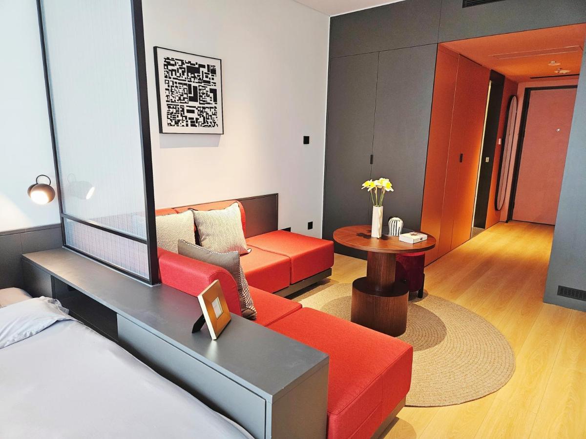 Base-Beijing Wangfujing Serviced Apartment- In Hutong &Bike Rental &Close To Forbidden City, Tian'Anmen Square &Subway Nearby &Free Coffee &Washing Machine,Kitchen &Restaurant Discount &English Speaking &High Speed Free Wifi Екстер'єр фото A room at the hotel
