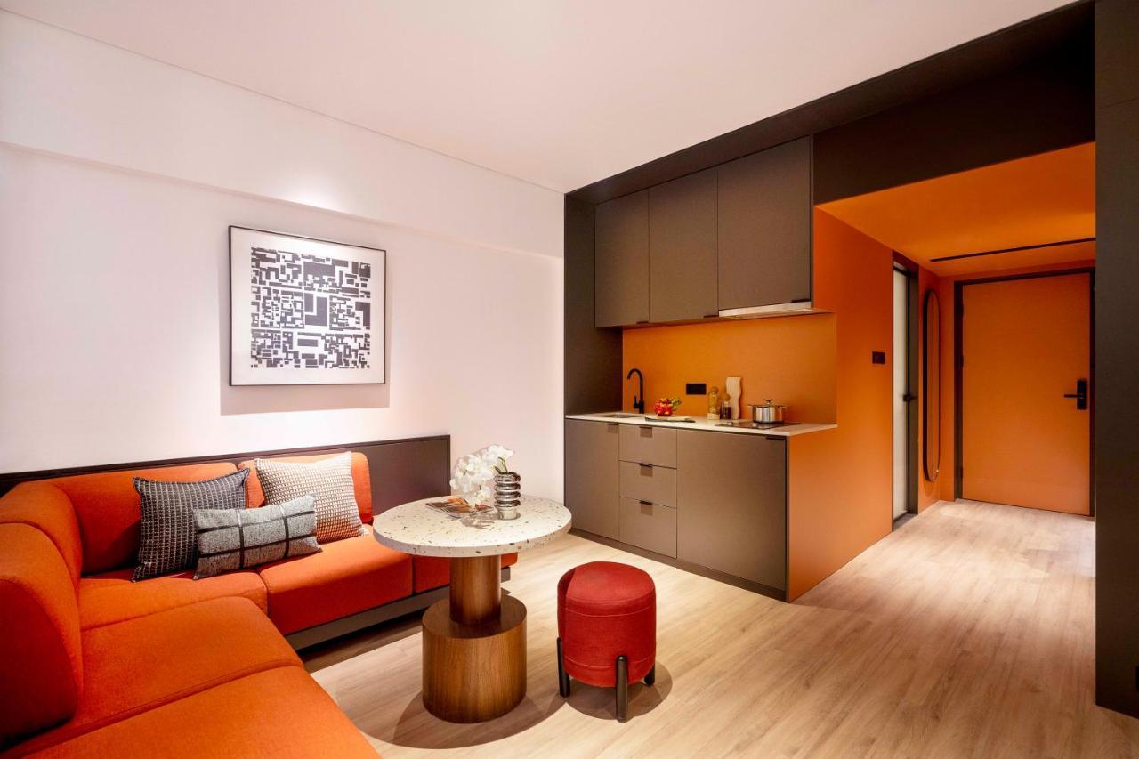 Base-Beijing Wangfujing Serviced Apartment- In Hutong &Bike Rental &Close To Forbidden City, Tian'Anmen Square &Subway Nearby &Free Coffee &Washing Machine,Kitchen &Restaurant Discount &English Speaking &High Speed Free Wifi Екстер'єр фото A suite at the hotel