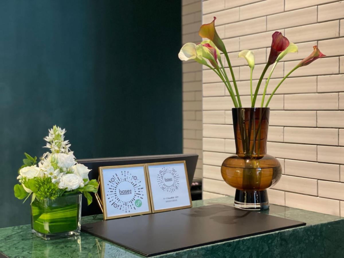 Base-Beijing Wangfujing Serviced Apartment- In Hutong &Bike Rental &Close To Forbidden City, Tian'Anmen Square &Subway Nearby &Free Coffee &Washing Machine,Kitchen &Restaurant Discount &English Speaking &High Speed Free Wifi Екстер'єр фото Reception desk at the hotel