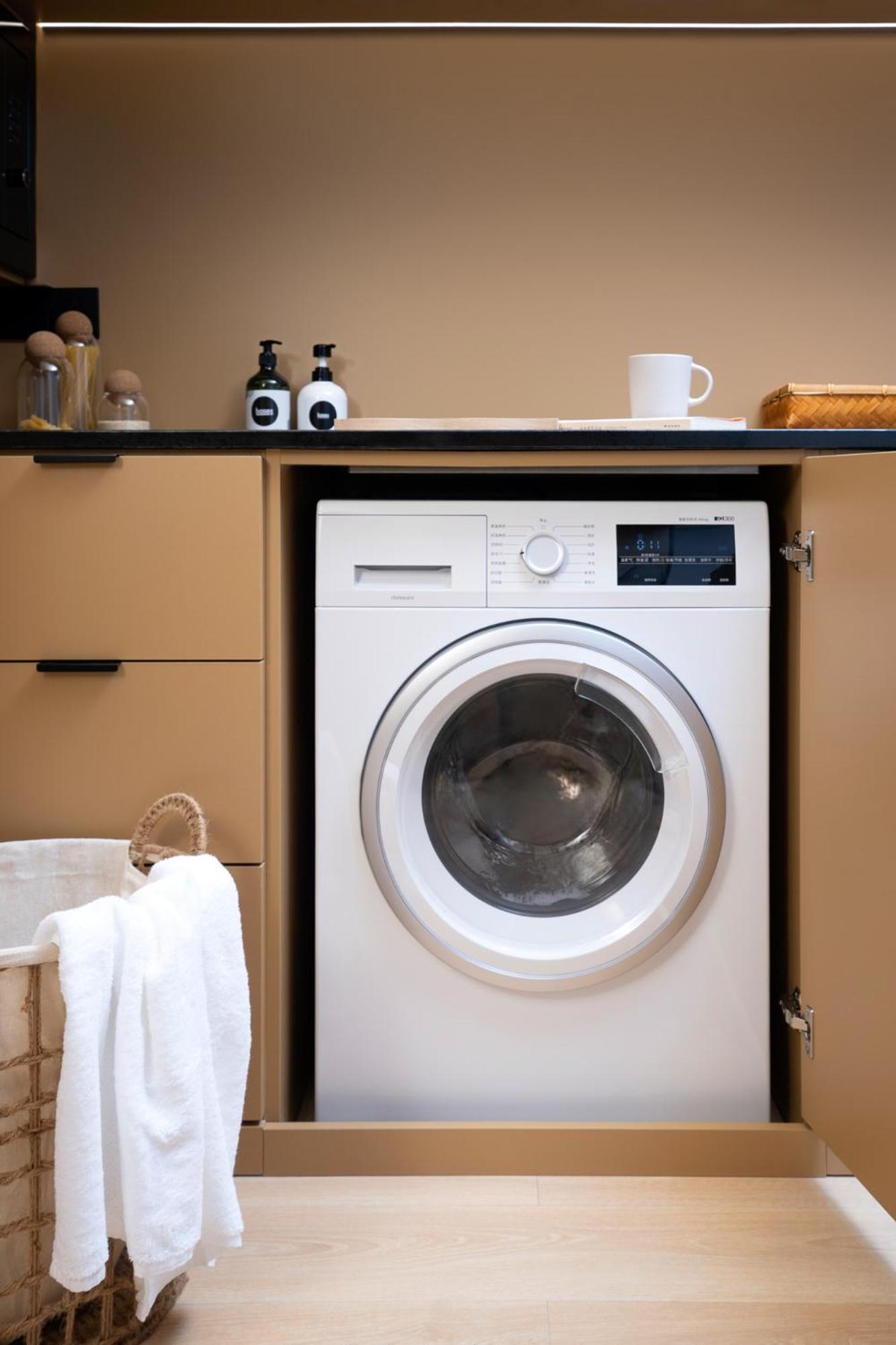 Base-Beijing Wangfujing Serviced Apartment- In Hutong &Bike Rental &Close To Forbidden City, Tian'Anmen Square &Subway Nearby &Free Coffee &Washing Machine,Kitchen &Restaurant Discount &English Speaking &High Speed Free Wifi Екстер'єр фото A front-loading washing machine
