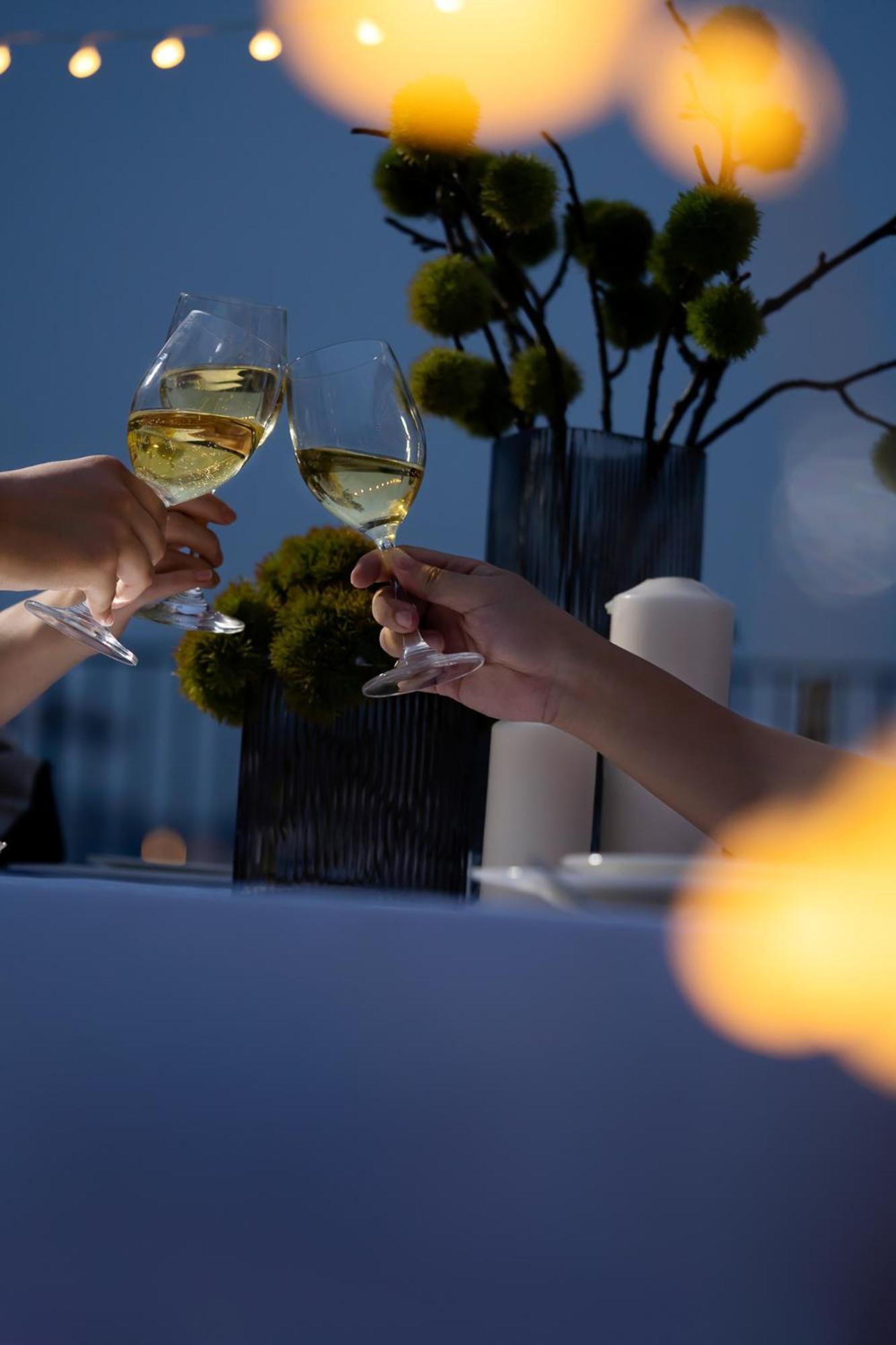 Base-Beijing Wangfujing Serviced Apartment- In Hutong &Bike Rental &Close To Forbidden City, Tian'Anmen Square &Subway Nearby &Free Coffee &Washing Machine,Kitchen &Restaurant Discount &English Speaking &High Speed Free Wifi Екстер'єр фото Wine glasses