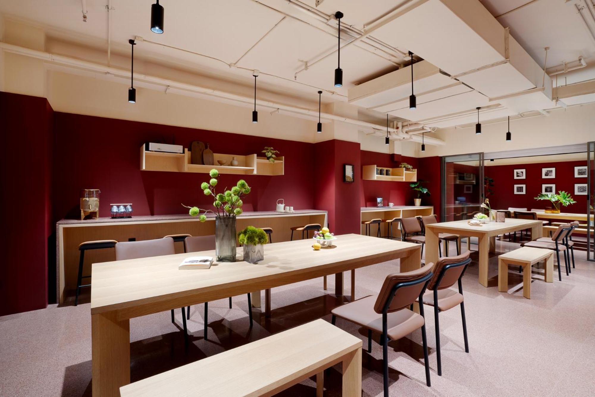 Base-Beijing Wangfujing Serviced Apartment- In Hutong &Bike Rental &Close To Forbidden City, Tian'Anmen Square &Subway Nearby &Free Coffee &Washing Machine,Kitchen &Restaurant Discount &English Speaking &High Speed Free Wifi Екстер'єр фото The lounge at Hong Kong International Airport