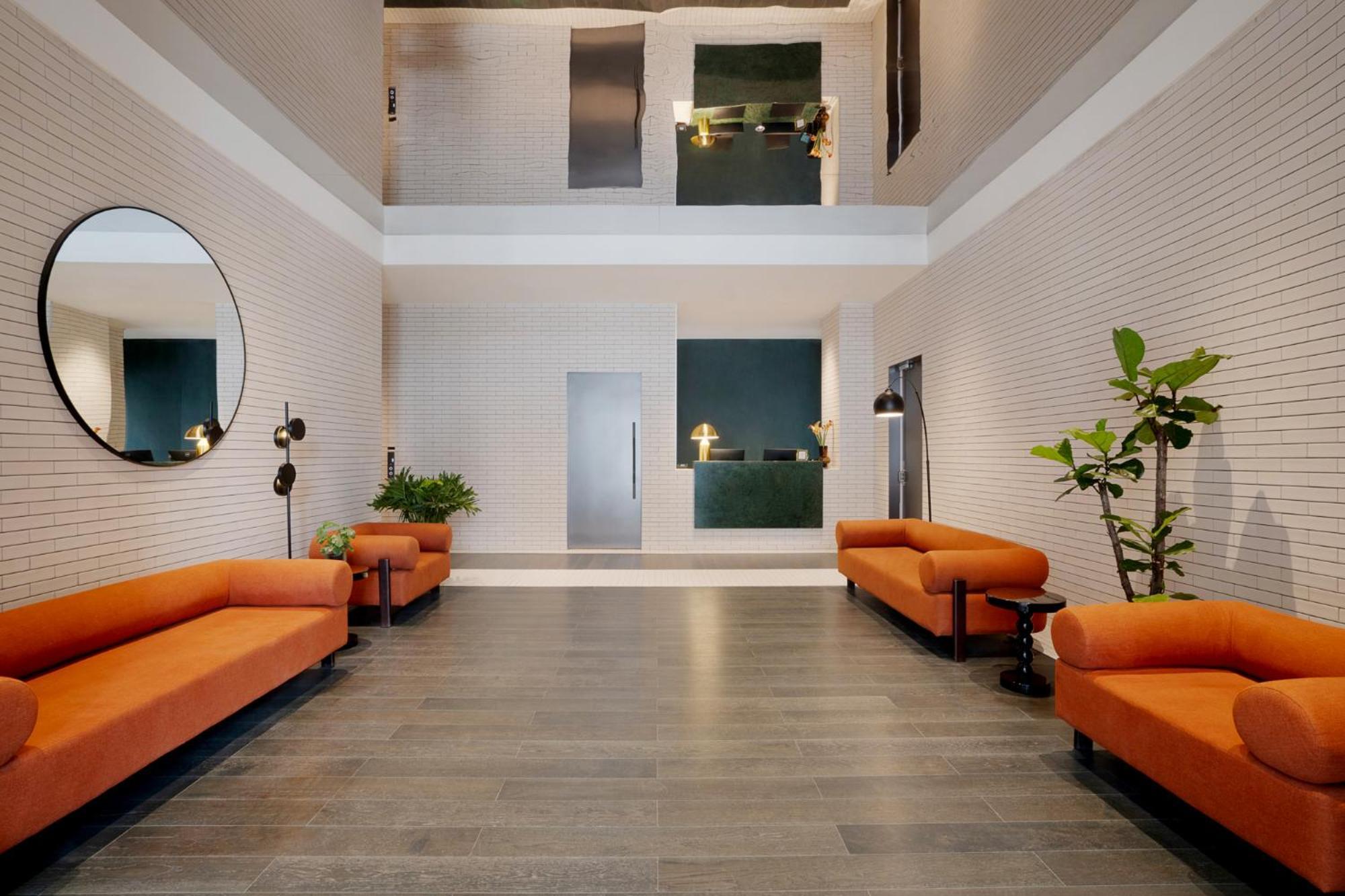 Base-Beijing Wangfujing Serviced Apartment- In Hutong &Bike Rental &Close To Forbidden City, Tian'Anmen Square &Subway Nearby &Free Coffee &Washing Machine,Kitchen &Restaurant Discount &English Speaking &High Speed Free Wifi Екстер'єр фото The lobby of the hotel