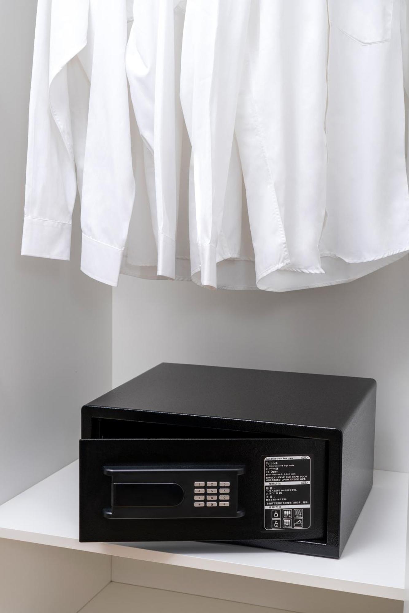 Base-Beijing Wangfujing Serviced Apartment- In Hutong &Bike Rental &Close To Forbidden City, Tian'Anmen Square &Subway Nearby &Free Coffee &Washing Machine,Kitchen &Restaurant Discount &English Speaking &High Speed Free Wifi Екстер'єр фото A shirt hanging on a clothes dryer