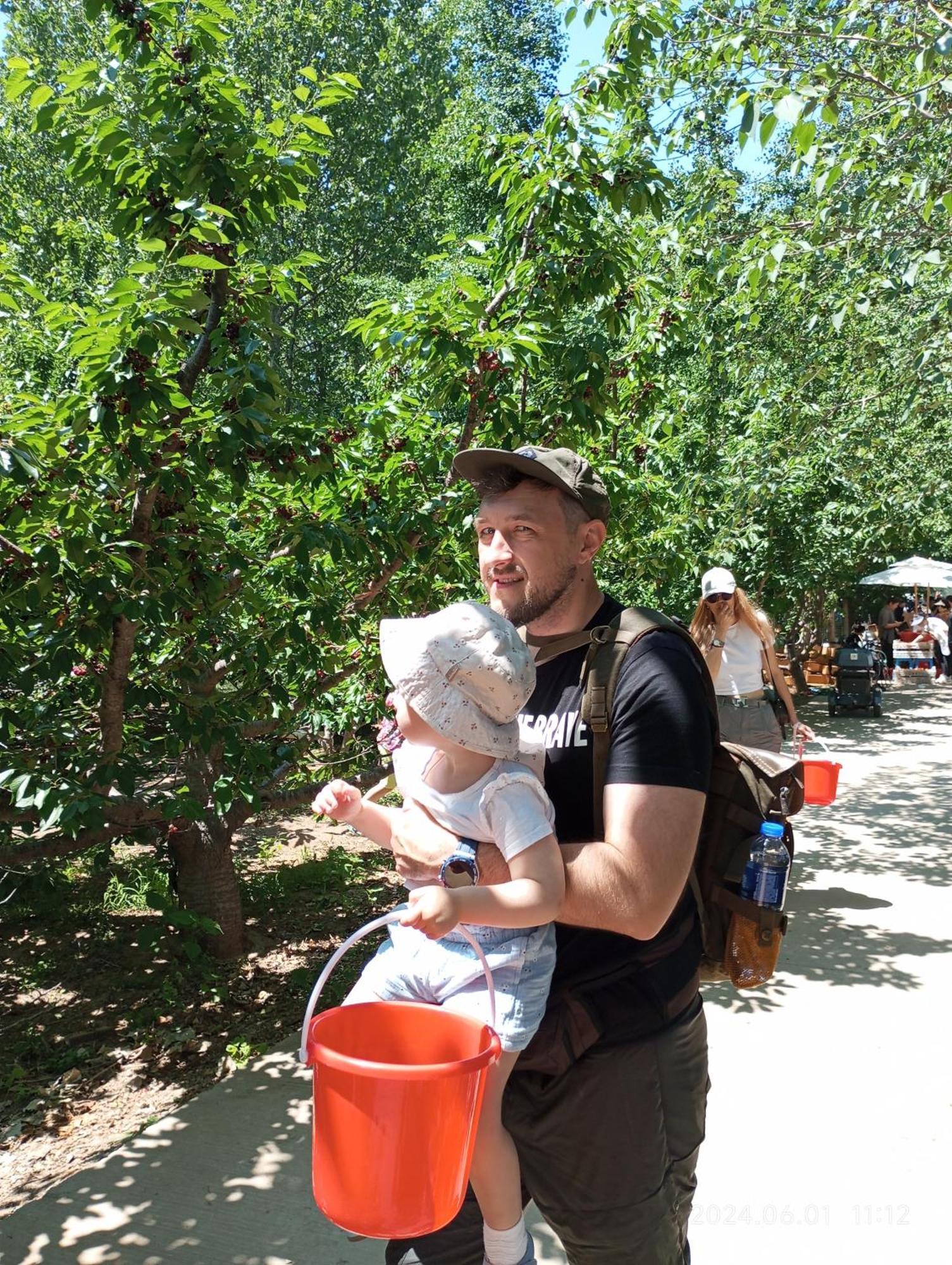 Base-Beijing Wangfujing Serviced Apartment- In Hutong &Bike Rental &Close To Forbidden City, Tian'Anmen Square &Subway Nearby &Free Coffee &Washing Machine,Kitchen &Restaurant Discount &English Speaking &High Speed Free Wifi Екстер'єр фото A father with his child