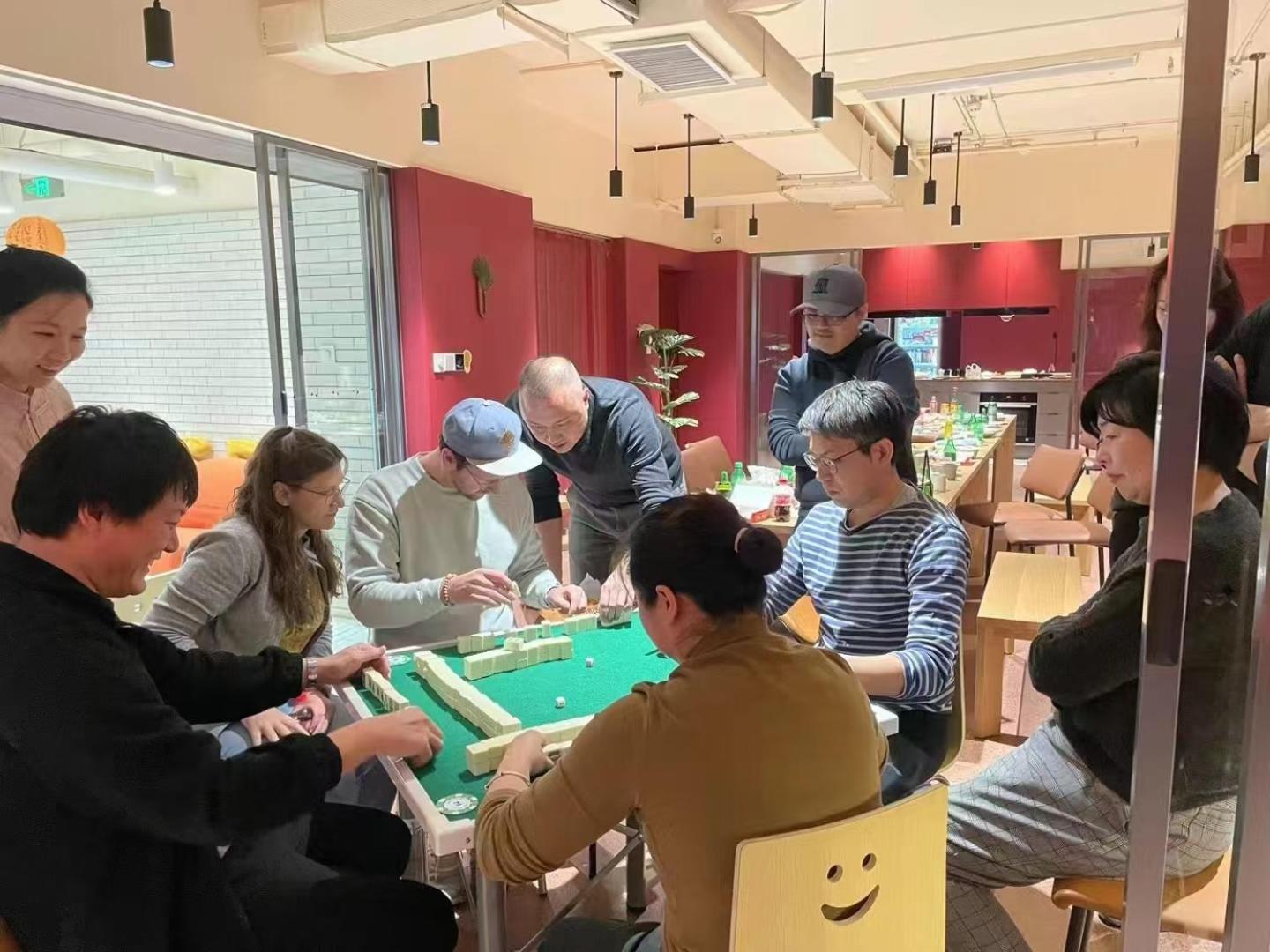 Base-Beijing Wangfujing Serviced Apartment- In Hutong &Bike Rental &Close To Forbidden City, Tian'Anmen Square &Subway Nearby &Free Coffee &Washing Machine,Kitchen &Restaurant Discount &English Speaking &High Speed Free Wifi Екстер'єр фото A mahjong game in progress