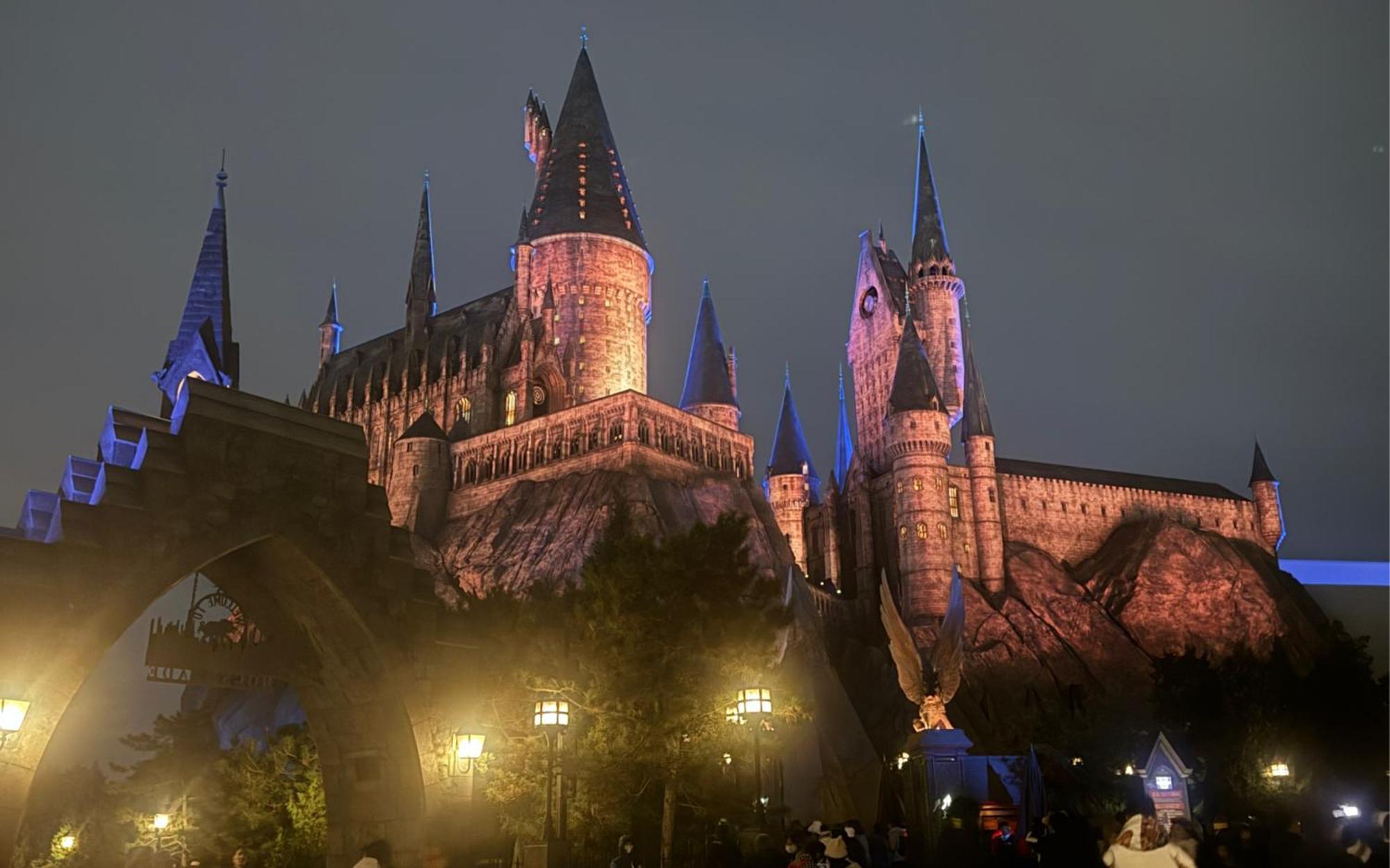 Base-Beijing Wangfujing Serviced Apartment- In Hutong &Bike Rental &Close To Forbidden City, Tian'Anmen Square &Subway Nearby &Free Coffee &Washing Machine,Kitchen &Restaurant Discount &English Speaking &High Speed Free Wifi Екстер'єр фото Hogwarts Castle at The Wizarding World of Harry Potter