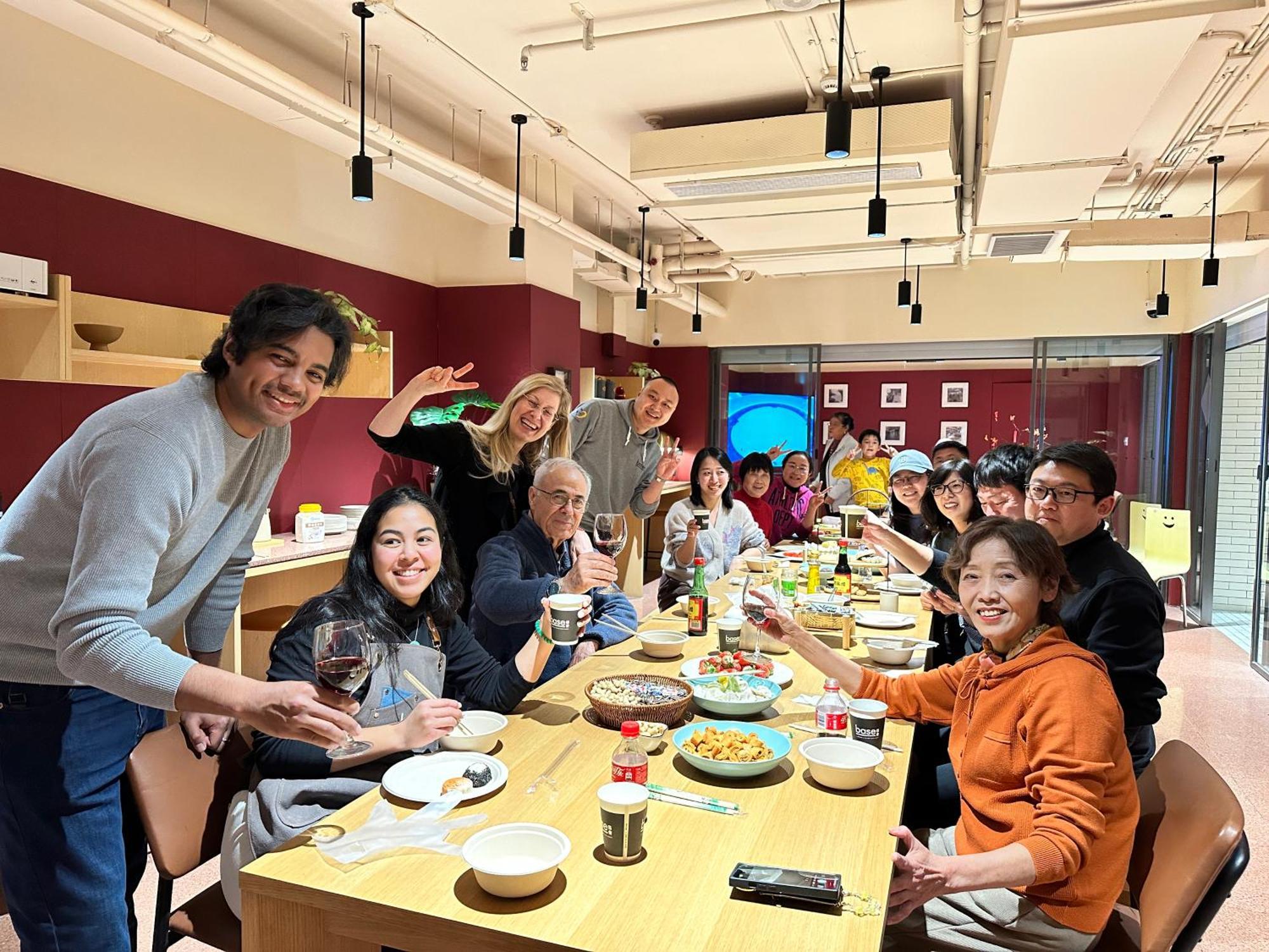 Base-Beijing Wangfujing Serviced Apartment- In Hutong &Bike Rental &Close To Forbidden City, Tian'Anmen Square &Subway Nearby &Free Coffee &Washing Machine,Kitchen &Restaurant Discount &English Speaking &High Speed Free Wifi Екстер'єр фото A group of students from the University of Hong Kong, 2019