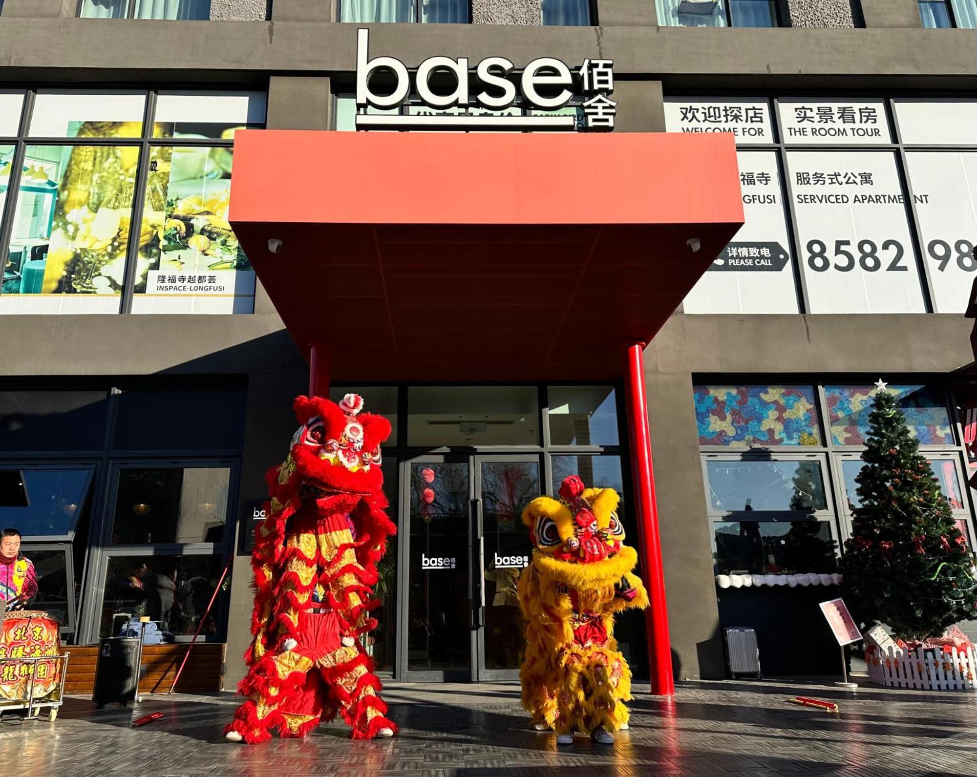 Base-Beijing Wangfujing Serviced Apartment- In Hutong &Bike Rental &Close To Forbidden City, Tian'Anmen Square &Subway Nearby &Free Coffee &Washing Machine,Kitchen &Restaurant Discount &English Speaking &High Speed Free Wifi Екстер'єр фото Chinese New Year celebrations at Base Shopping Centre
