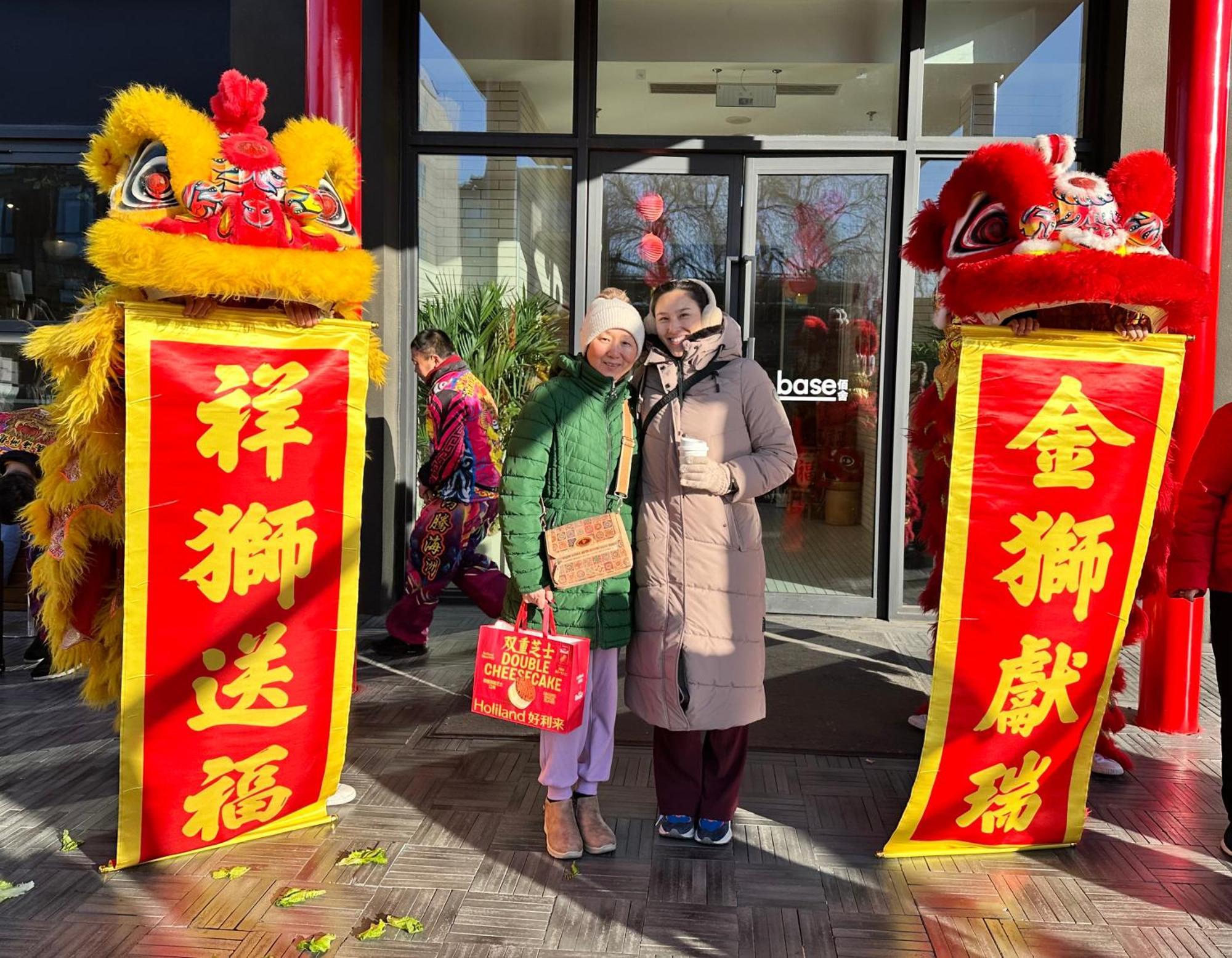 Base-Beijing Wangfujing Serviced Apartment- In Hutong &Bike Rental &Close To Forbidden City, Tian'Anmen Square &Subway Nearby &Free Coffee &Washing Machine,Kitchen &Restaurant Discount &English Speaking &High Speed Free Wifi Екстер'єр фото Chinese New Year celebrations at the shopping centre in 2018
